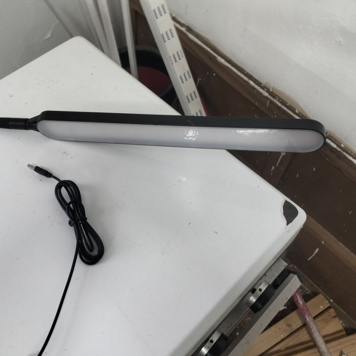 Candeeiro de secretaria luz led e fixação à mesa