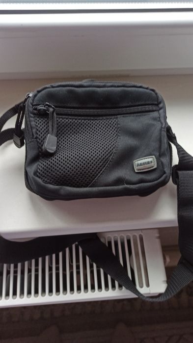 Невелика сумочка для камери чи іншого