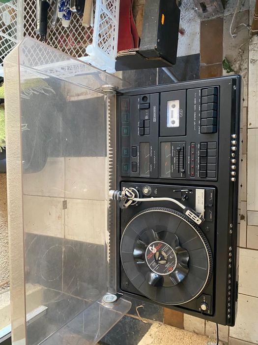 Gira discos com radio , leitor de cassetes