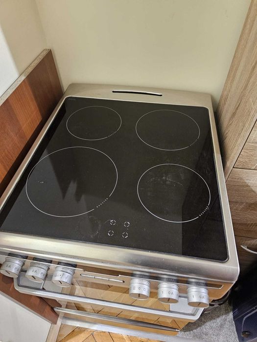 Kuchenka indukcyjna z piekarnikiem elektrycznym