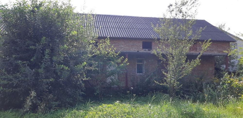Продається будинок 3-и поверхи із ділянкою