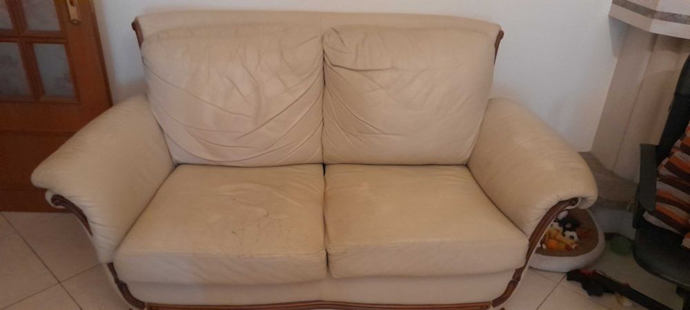 Sofas de pele em bom estado, com marcas de uso