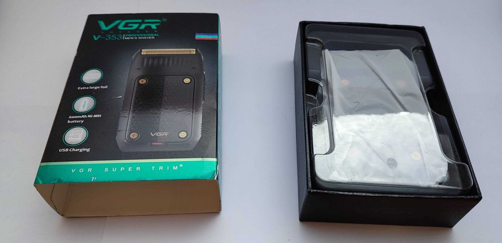 Máquina de barbear, eléctrica, nova, com cabeça de substituição e kit de limpeza.