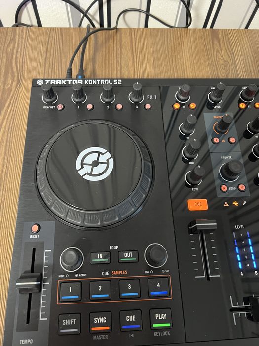 Native Instruments Traktor Kontrol S2. Dj контроллер