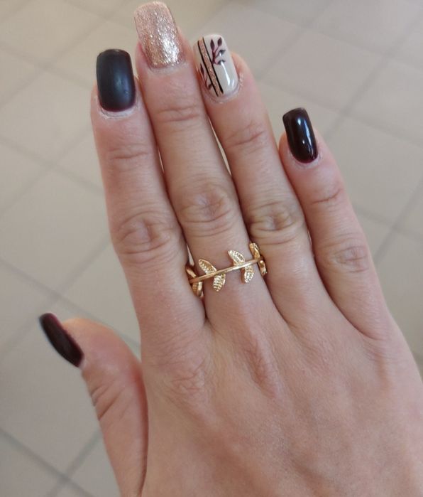 Damski pierścionek w kolorze złota z listkami