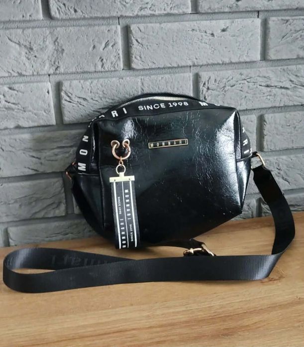 Czarna torebka listonoszka Monnari crossbody z brelokiem