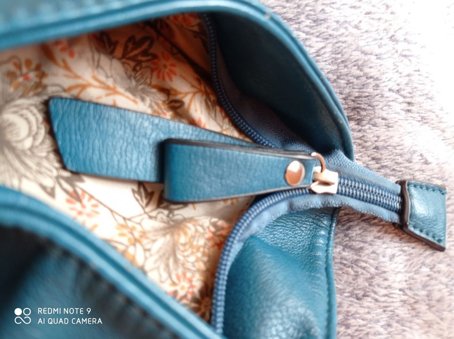 Torebka turkusowa z wieloma skrytkami