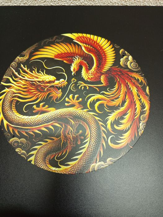 Placa decorativa em metal.