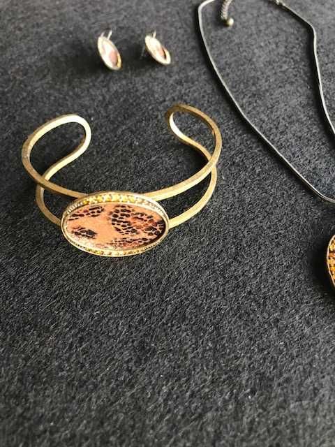 Conjunto de colar, pulseira e brincos