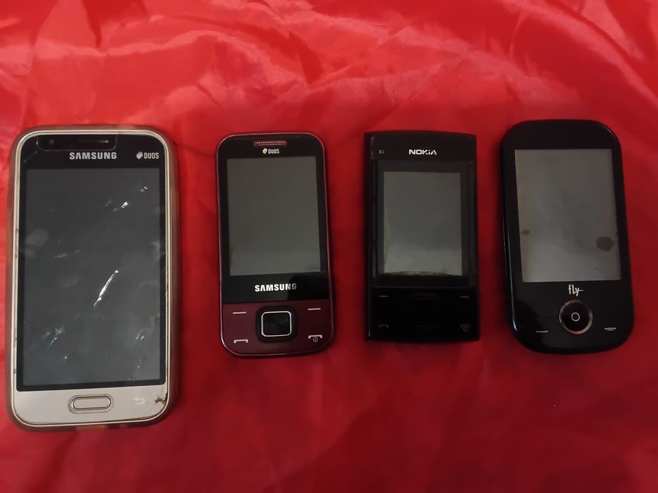 Мобильный телефон Смартфон Samsung Galaxy J1 2016