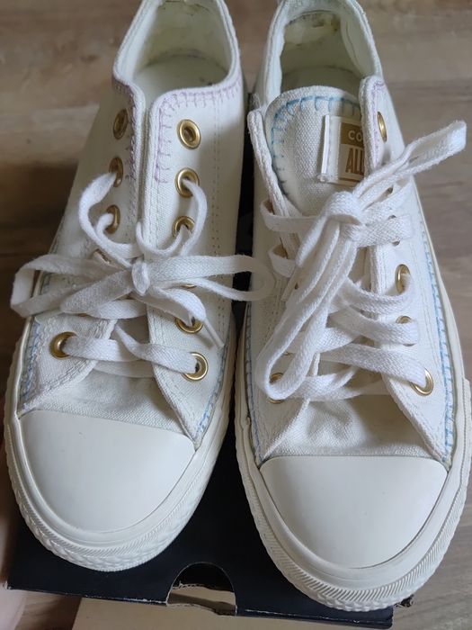 Białe converse na podeszwie all star chuck taylor ox lift