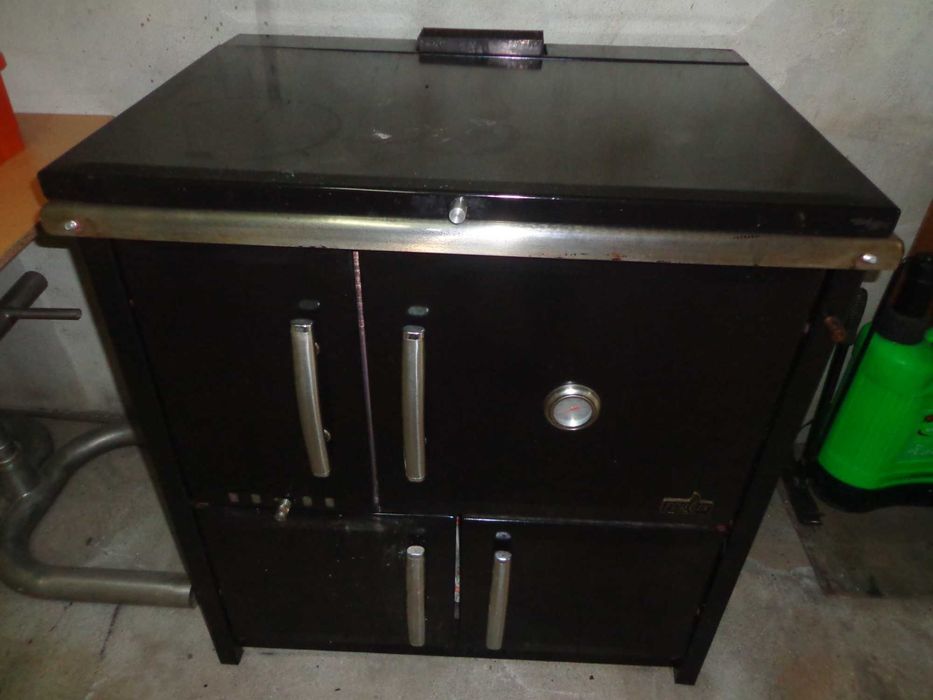 Fogão a lenha em bom estado...