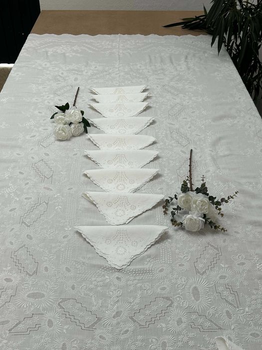 Toalha de Mesa Antiga, Bordada à Mão, em Linho, da Ilha da Madeira - com 12 Guardanapos