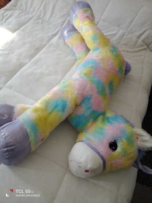 Peluche unicórnio gigante muito lindo.