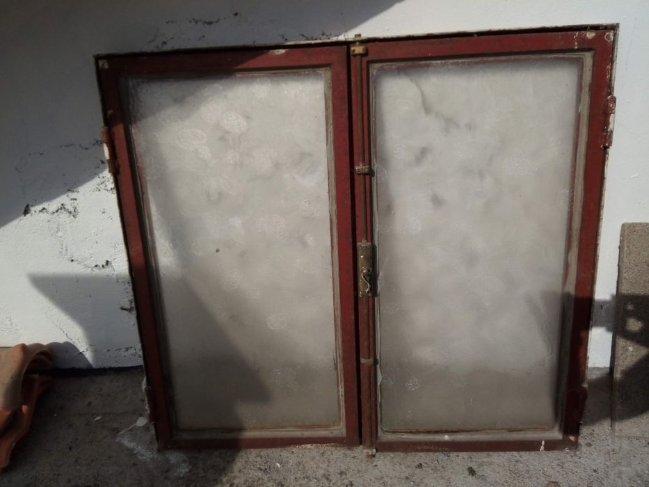 Janela de ferro com aro