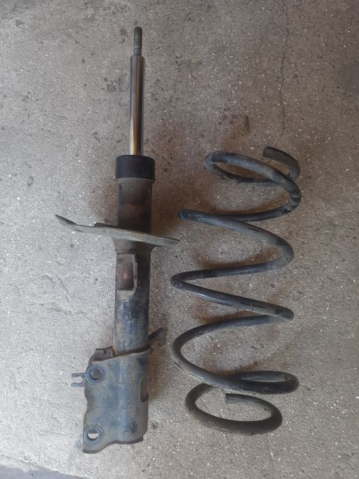 Амортизатор передній Nissan Qashqai  з пружиною