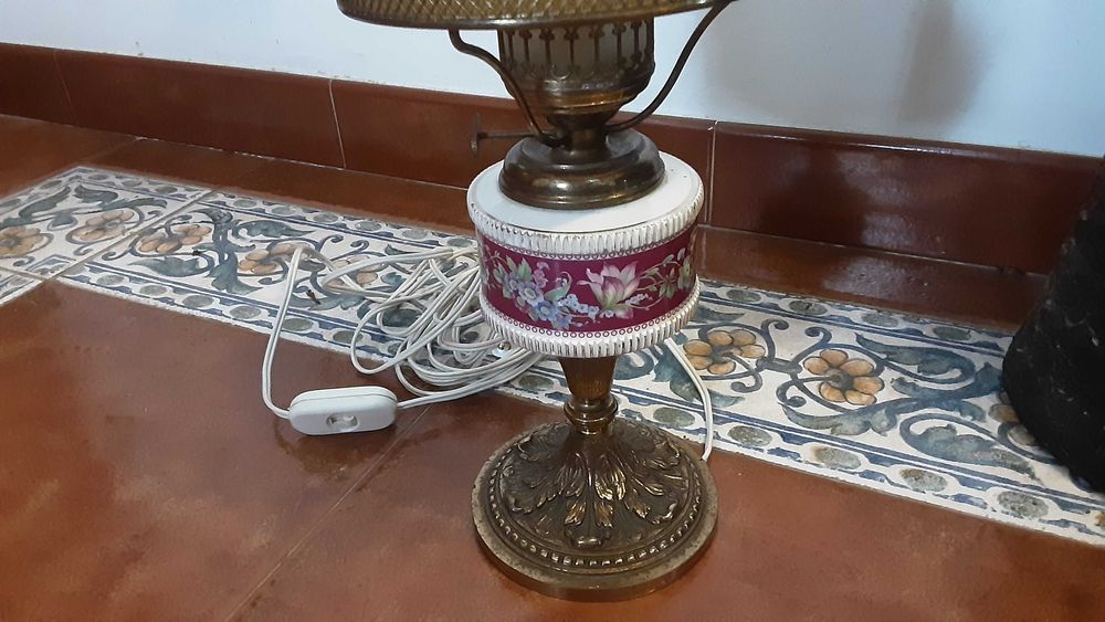 Candeeiro em latão e louça