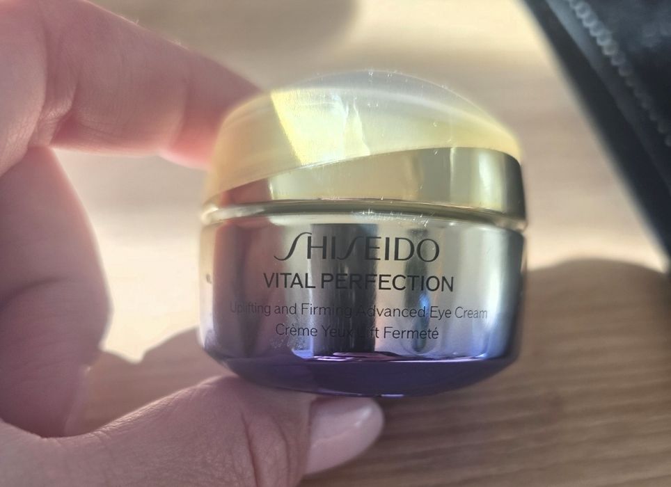 Shiseido Vital Perfection Uplifting and Firming Advanced Eye Cream Krem pod oczy 15 ml