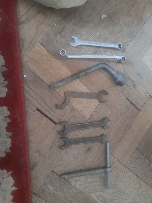 Разные рожковые ключи и балонный ключ