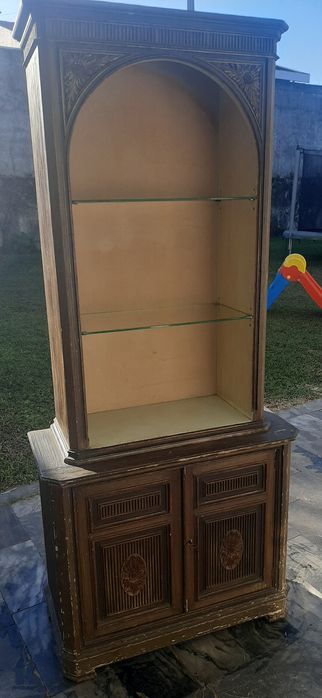 Vitrine lacada trabalhada