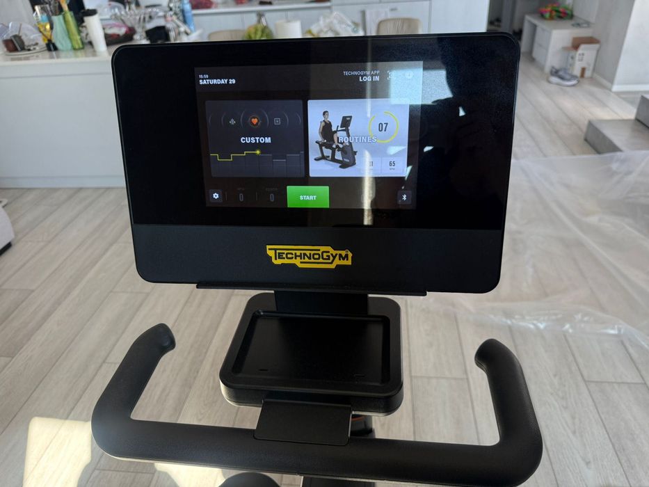 Technogym Recline Live 700 - професійний горизонтальний велотренажер