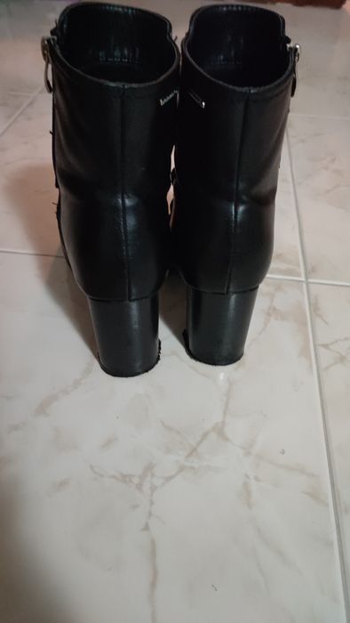 Botas de cano em pele