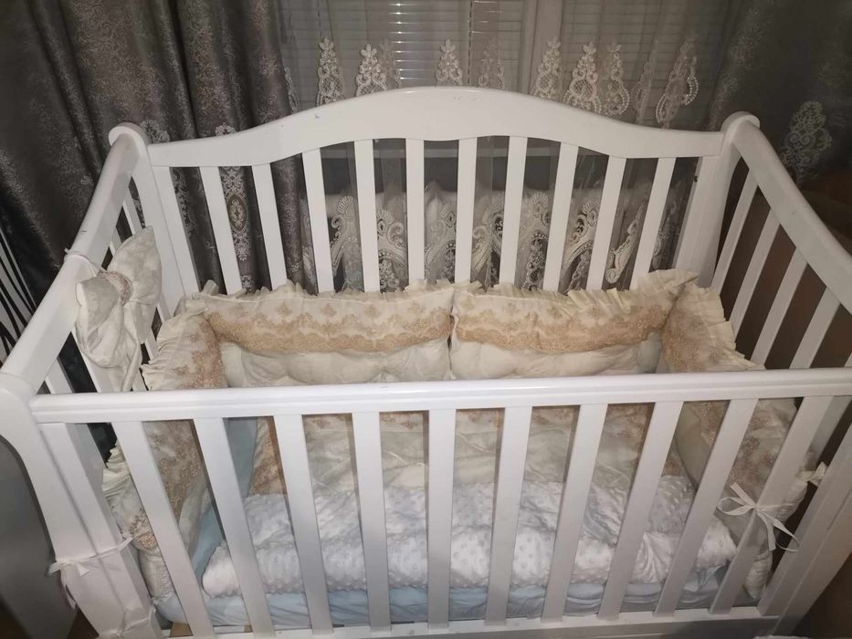 Дитяча кроватка ліжечко.