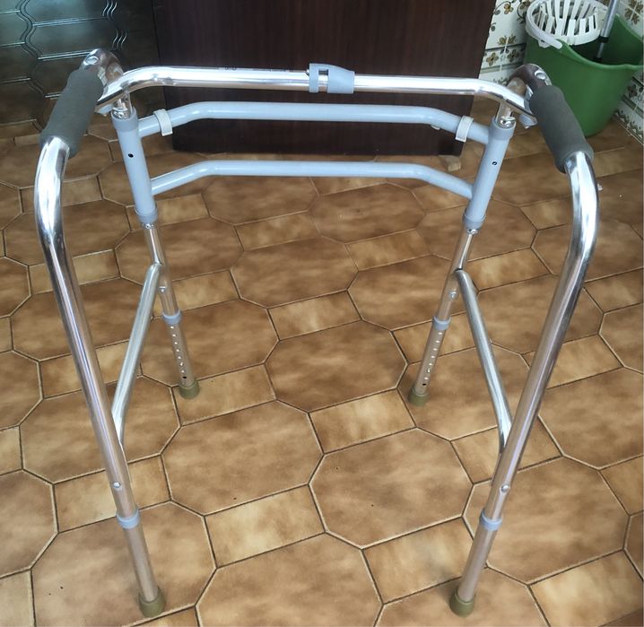 Andarilho aluminio, regulavel, como novo