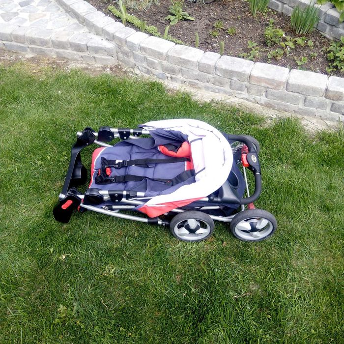 Прогулочна каляска в хорошому стані , у користовані практична.