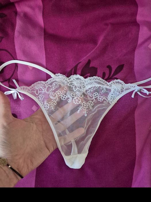 Białe koronkowe stringi sexy M/L