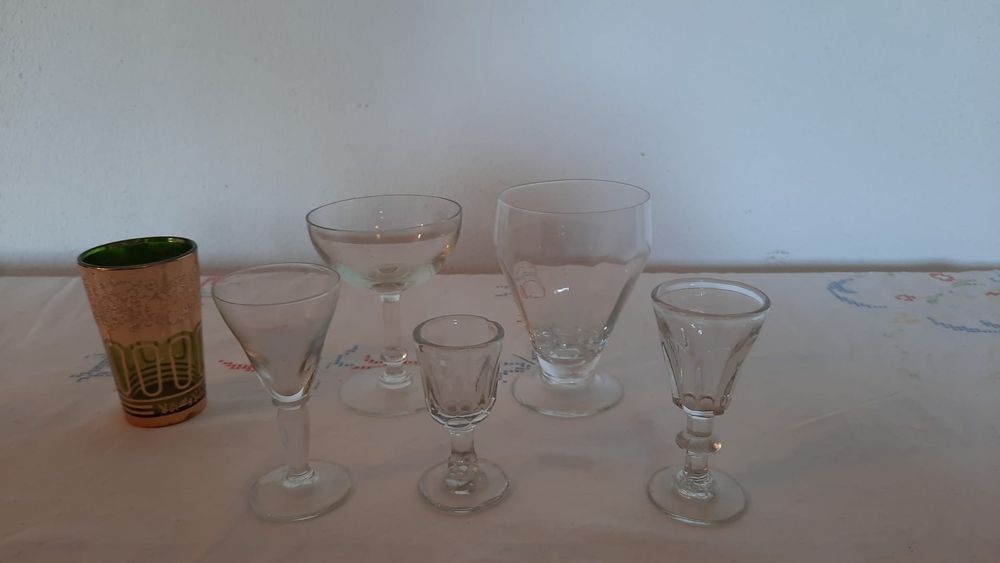 Vários copos antigos e m vidro.