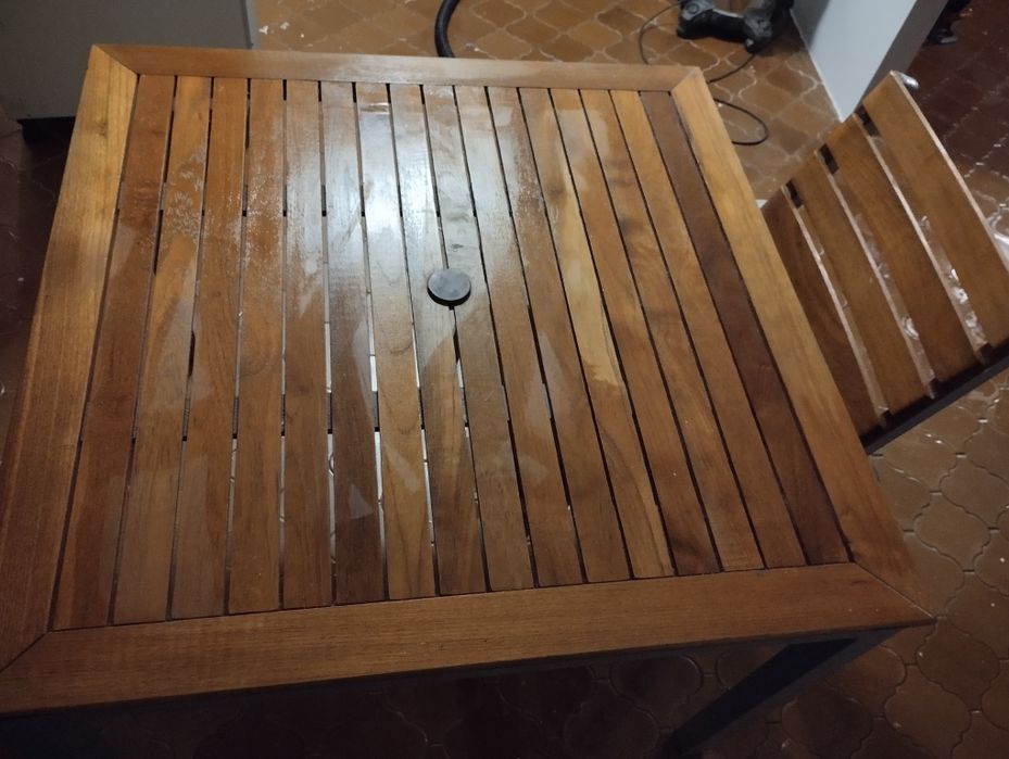 Mesa em madeira e estrutura de metal desmontavel