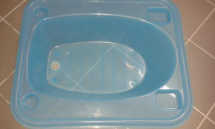Banheira para bébé + cabides para roupa de criança