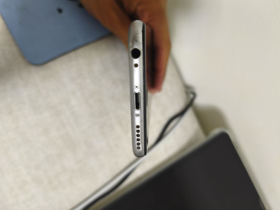 iPhone 6 S.     .