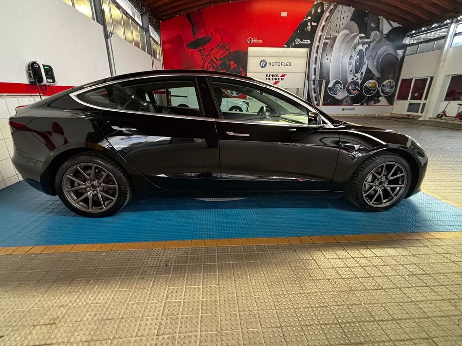 Tesla Model 3 Standard Range Plus RWD
