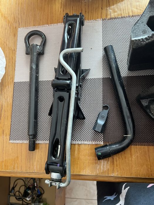 Домкрати для різних марок автомобілів Оригінал Reno. Nissan. Mercedes