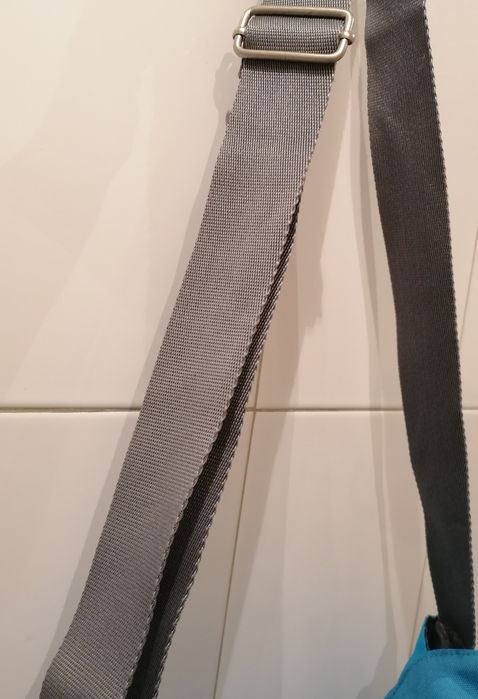 Mala saco à tiracolo, da Calvin Klein, tem um bolso com fecho na aba