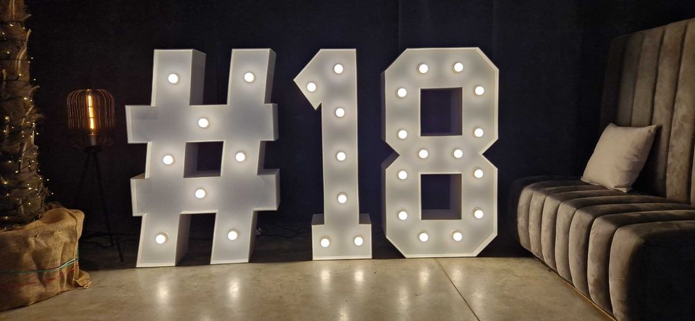 Wynajem cyfr LED „18” – idealne na osiemnastkę!