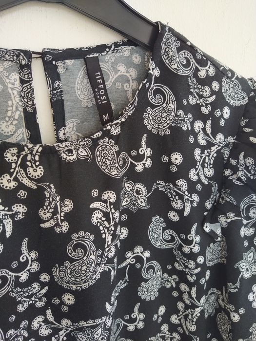 Blusa preta peplum com padrão de cornucópias e folhos- Tiffosi- Tam. M