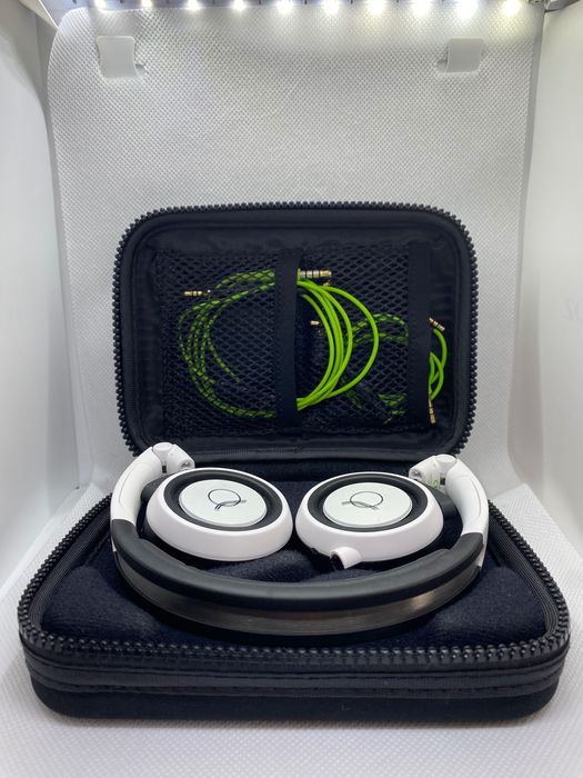 Auscultadores/ Fones AKG com atendedor de chamadas.