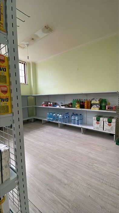 Mercearia junto ao centro comercial