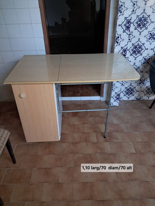 Mesa extensivel com armario