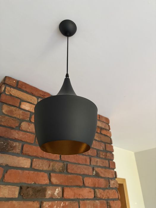 Czarna lampa ze zlotym srodkiem
