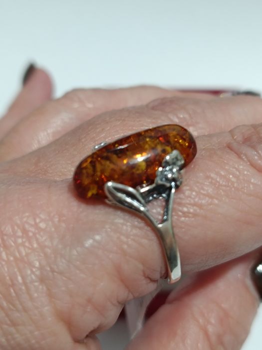 Srebrny pierścionek z herbacianym bursztynem roz.21 srebro próby 925