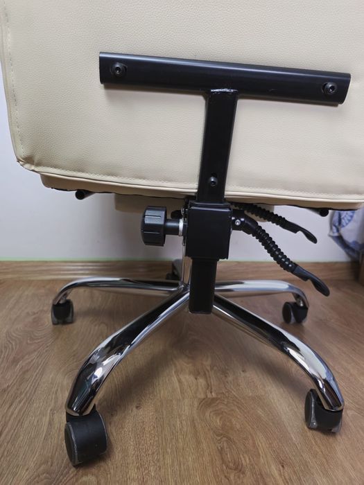 Fotel obrotowy biurowy z podnóżkiem kremowy regulowany