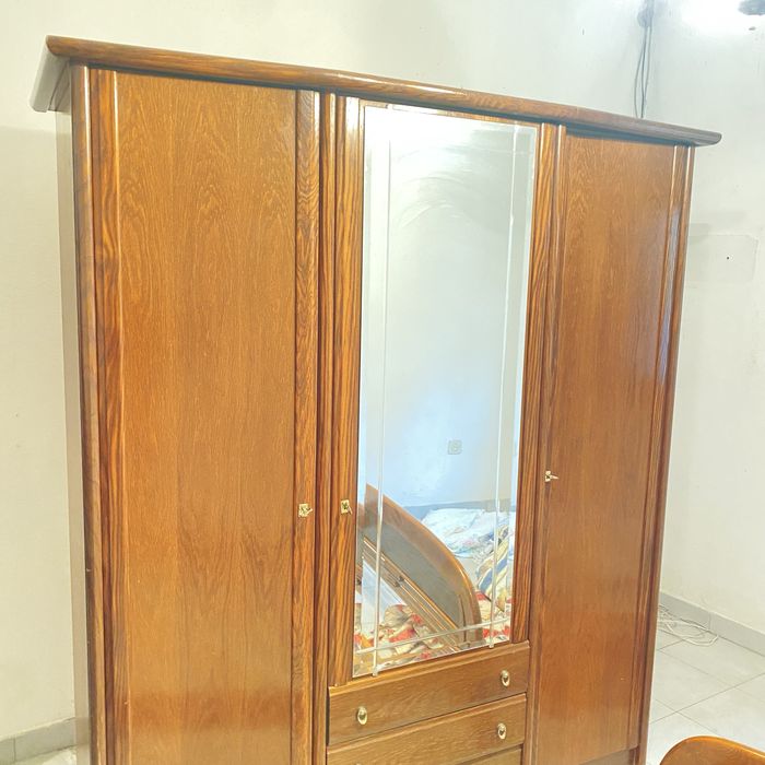 Fogão a lenha vintage degradado para restauro, com torneira agradecido