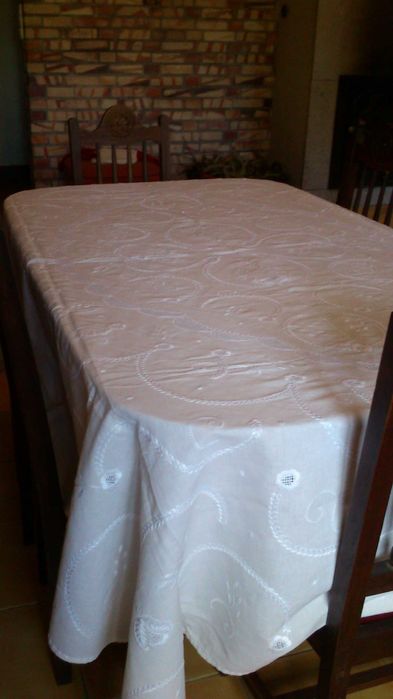 Toalha de linho bordada à mão à moda de Viana do Castel