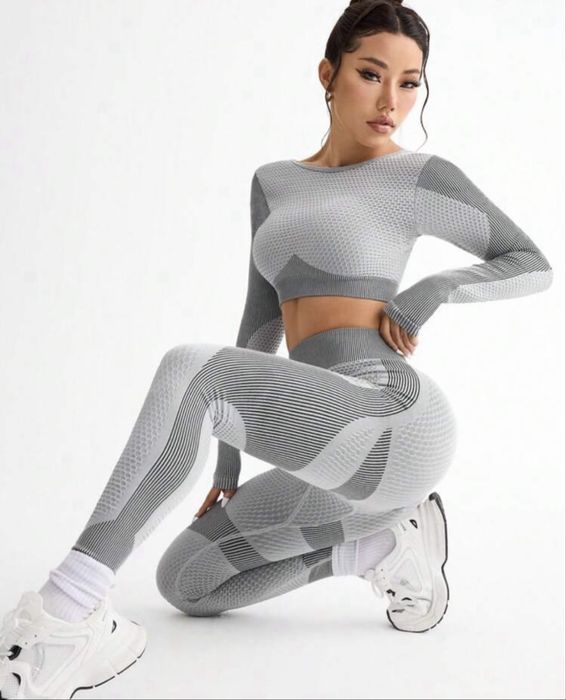 Стильний спортивний костюм