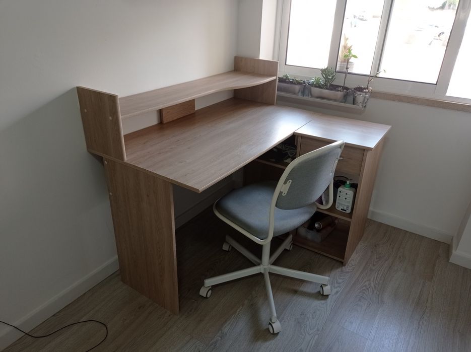 Secretária de madeira em L