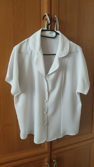 Biała rozpinana bluzka z krótkim rękawkiem